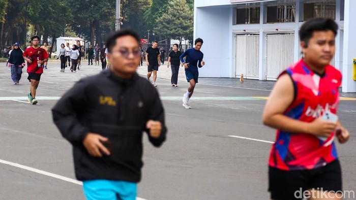 Seorang warga menunjukkan aplikasi Strava usai berolahraga di kawasan Gelora Bung Karno (GBK), Jakarta, Jumat (3/7/2026). Langganan Strava Premium kini dikenai Pajak Pertambahan Nilai (PPN) Perdagangan Melalui Sistem Elektronik (PMSE).