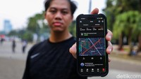 Seorang warga menunjukkan aplikasi Strava usai berolahraga di kawasan Gelora Bung Karno (GBK), Jakarta. Langganan Strava Premium kini dikenai Pajak Pertambahan Nilai (PPN) Perdagangan Melalui Sistem Elektronik (PMSE).