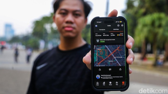 Seorang warga menunjukkan aplikasi Strava usai berolahraga di kawasan Gelora Bung Karno (GBK), Jakarta, Jumat (3/7/2026). Langganan Strava Premium kini dikenai Pajak Pertambahan Nilai (PPN) Perdagangan Melalui Sistem Elektronik (PMSE).