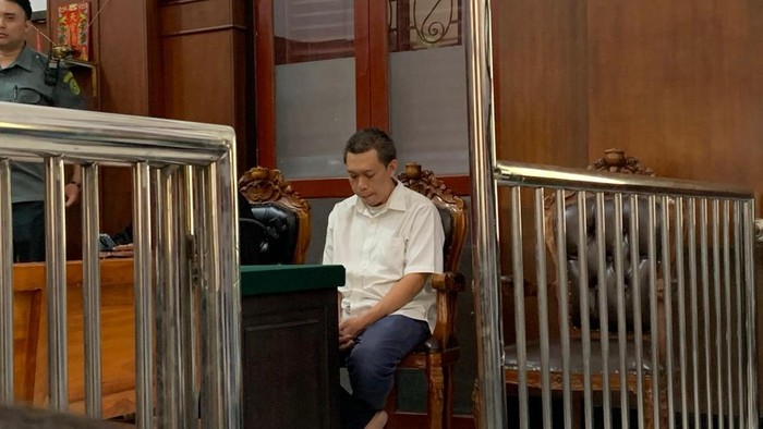 Leng Steven Santoso saat menjalani sidang di PN Surabaya
