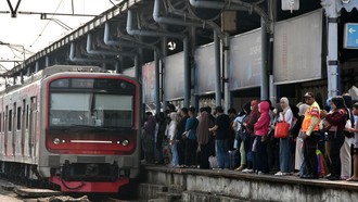 Drama 'Pelakor' Picu Keributan Pasutri di KRL Bekasi