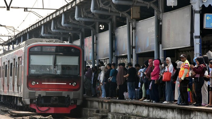Sejumlah penumpang KRL Commuter Line berjalan di peron Stasiun Bogor, Jawa Barat, Jumat (3/7/2026). PT Kereta Commuter Indonesia (KCI) atau KAI Commuter mencatat jumlah penumpang KRL Commuter Line Jabodetabek melonjak hingga menembus 1 juta orang per hari pada hari kerja (weekday) selama musim libur sekolah di bulan Juni hingga Juli 2026 yang dipicu oleh tingginya mobilitas keluarga dan anak-anak yang memanfaatkan transportasi publik untuk menuju berbagai destinasi wisata. ANTARA FOTO/Arif Firmansyah/wsj.