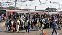 Sejumlah penumpang berjalan di peron Stasiun Bogor, Jawa Barat. KAI Commuter mencatat jumlah pengguna KRL Jabodetabek meningkat selama musim libur sekolah. ANTARA FOTO/Arif Firmansyah