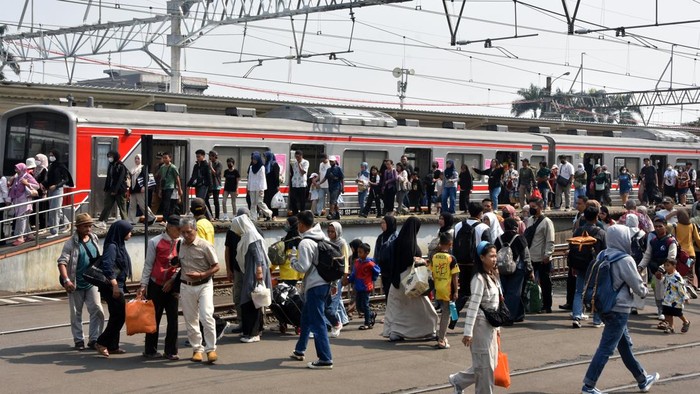 Sejumlah penumpang KRL Commuter Line berjalan di peron Stasiun Bogor, Jawa Barat, Jumat (3/7/2026). PT Kereta Commuter Indonesia (KCI) atau KAI Commuter mencatat jumlah penumpang KRL Commuter Line Jabodetabek melonjak hingga menembus 1 juta orang per hari pada hari kerja (weekday) selama musim libur sekolah di bulan Juni hingga Juli 2026 yang dipicu oleh tingginya mobilitas keluarga dan anak-anak yang memanfaatkan transportasi publik untuk menuju berbagai destinasi wisata. ANTARA FOTO/Arif Firmansyah/wsj.