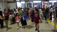 Lonjakan pengguna KRL selama periode Juni hingga Juli 2026 menunjukkan transportasi publik tetap menjadi pilihan utama masyarakat untuk bepergian saat libur sekolah. ANTARA FOTO/Arif Firmansyah