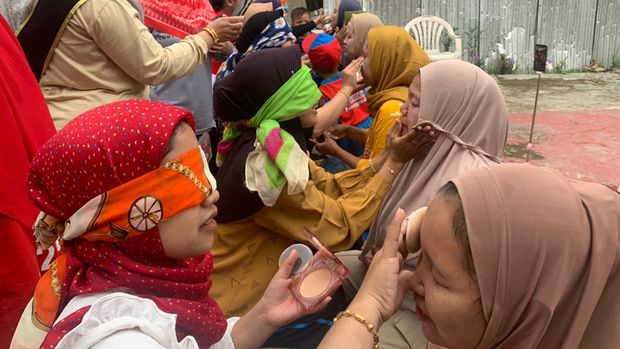 Lomba makeup sambil tutup mata