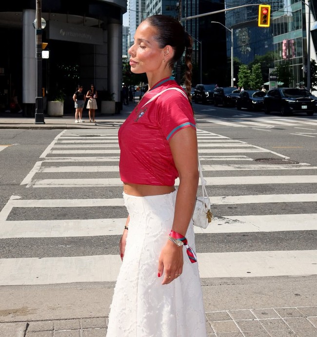 Di Instagram, Margarida memamerkan momennya menoton laga Portugal sekaligus gayanya yang stylish. Ia memilih gaya feminim dengan memadukan jersey yang dibuat crop top dan rok putih A-line bertekstur. Foto: Instagram