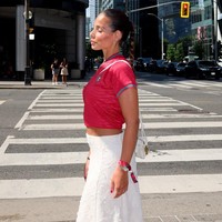 Di Instagram, Margarida memamerkan momennya menoton laga Portugal sekaligus gayanya yang stylish. Ia memilih gaya feminim dengan memadukan jersey yang dibuat crop top dan rok putih A-line bertekstur. Foto: Instagram