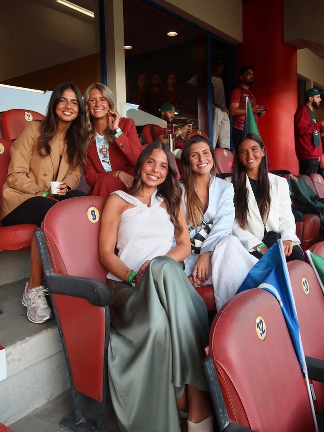 Dalam berbagai postingan, Margarida terlihat sering mendukung pasangan di lapangan bersama dengan WAGs Portugal lainnya. Foto: Instagram