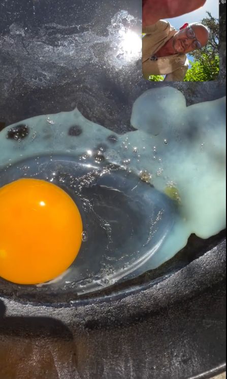 Masak telur di bawah terik matahari.