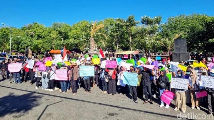 Massa demo dukung MBG lanjut di Ponorogo