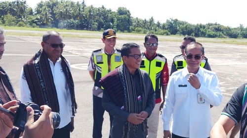Mendes PDT, Yandri Susanto, saat diwawancarai di Bandar Udara Gewayantana Larantuka, Flores Timur, Jumat (3/7/2026). (Yurgo Purab/detikBali)