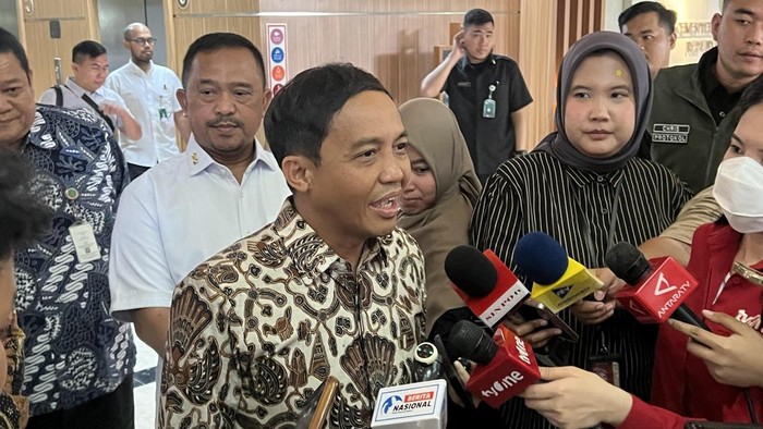 Foto: Raja Juli Antoni saat menjelaskan soal pengembalian amplop dari Bupati Kuansing (Adhfar Aulia Syuhada/detikcom)