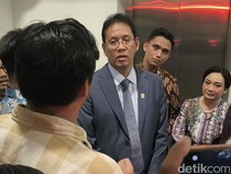 Mahasiswa Geruduk Purbaya di Undip, Beri Pigura Berisi Somasi