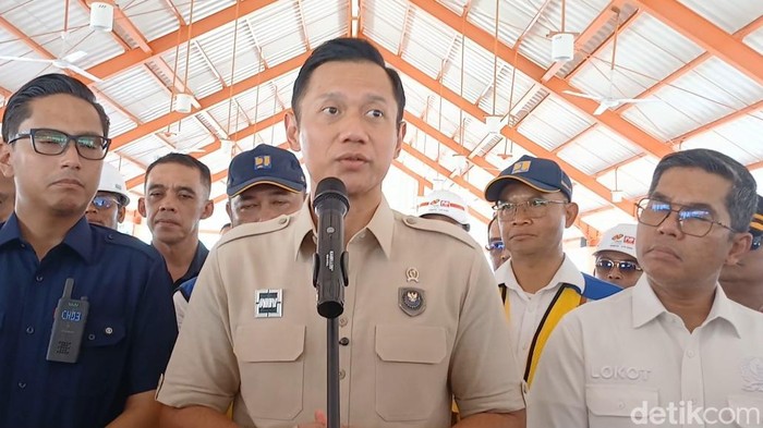 Menteri Koordinator (Menko) Bidang Infrastruktur dan Pembangunan Kewilayahan, Agus Harimurti Yudhoyono (AHY) saat di sekolah rakyat Jalan Flamboyan Raya ll, Kelurahan Tanjung Selamat, Kecamatan Tuntungan, Kota Medan, Jumat (3/7/2026)