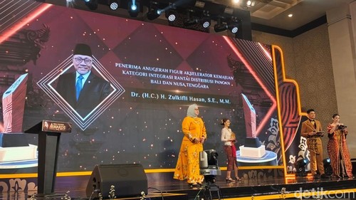 Menko Pangan Zulkifli Hasan raih penghargaan Orkestrator Rantai Pasok Pangan Terintegrasi di detikBali-Nusra Awards 2026, berkat sinergi produksi dan konsumsi. (Foto: Firizqi Irwan/detikBali)
