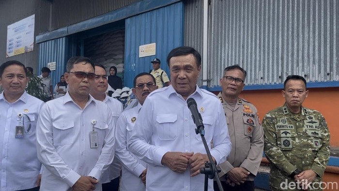 Menko Polkam Djamari Chaniago usai tinjau gudang beras Bulog Sumut (Kartika Sari/detikSumut)