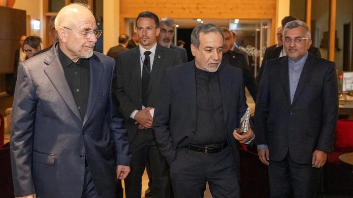Menlu Iran Abbas Araghchi (tengah) dan Ketua Parlemen Iran Mohammad Bagher Ghalibaf (kiri) saat menghadiri pembicaraan dengan AS di Swiss (dok. Reuters) 