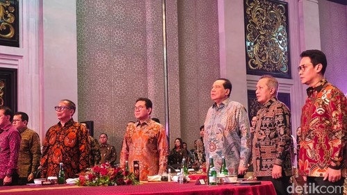 Menteri Perdagangan (Mendag) Budi Santoso dan Menteri Koperasi Ferry Juliantono bersama tamu VVIP lain dalam detikBali-Nusra Award 2026 digelar di Grand Ballroom The Trans Resort Bali, Badung, Bali, Jumat (3/7/2026). (Ahmad Firizki/detikBali)