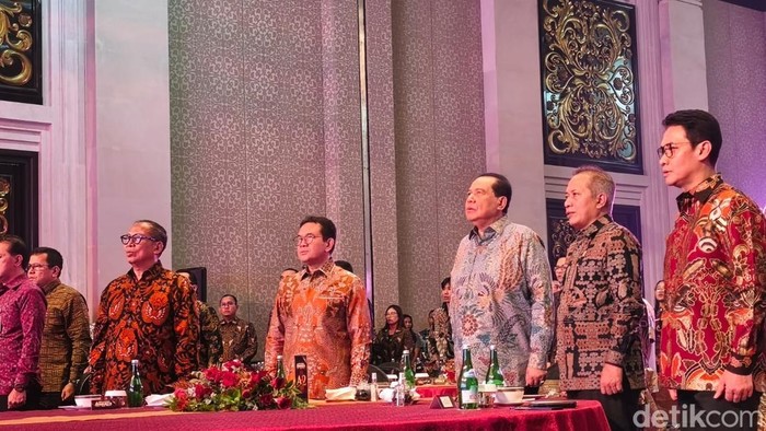 Menteri Perdagangan (Mendag) Budi Santoso dan Menteri Koperasi Ferry Juliantono bersama tamu VVIP lain dalam detikBali-Nusra Award 2026 digelar di Grand Ballroom The Trans Resort Bali, Badung, Bali, Jumat (3/7/2026). (Ahmad Firizki/detikBali)