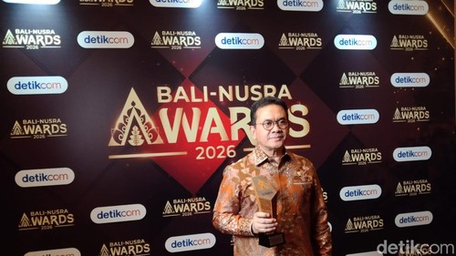 Menteri Perdagangan (Mendag) Budi Santoso menerima penghargaan dalam ajang detikBali-Nusra Award 2026 di The Trans Resort Bali, Badung, Jumat (3/7/2026). (Krisna Pradipta/detikBali)