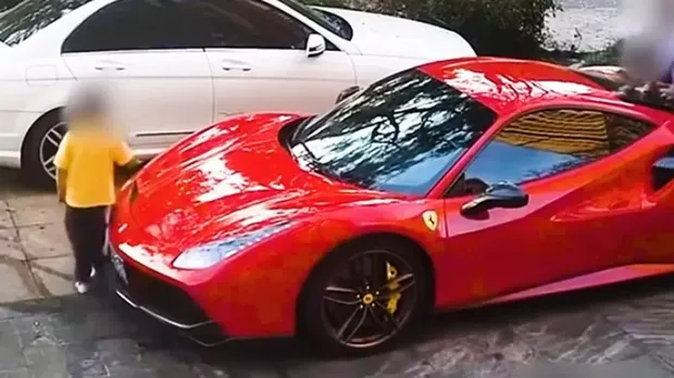 Mobil Ferrari dijadikan perosotan di China. Mobil Ferrari dijadikan perosotan di China.