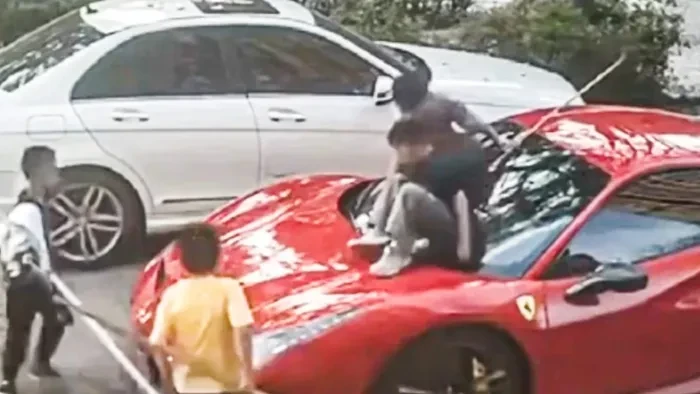 Mobil Ferrari dijadikan perosotan di China.