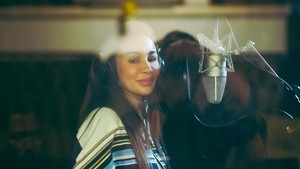 Momo mengungkapkan kerinduannya. Foto ini diduga menjadi kode Momo akan kembali ke dunia tarik suara. Foto: Instagram @therealmomogeisha