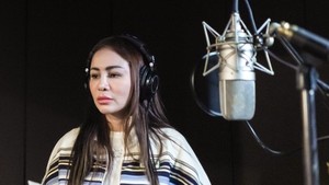 Penantian yang cukup lama. Akhirnya kembali ke dapur rekaman setelah 10 tahun yang lalu, tulis Momo dilihat alam unggahan di Instagramnya pada Jumat (3/7/2026). Foto: Instagram @therealmomogeisha