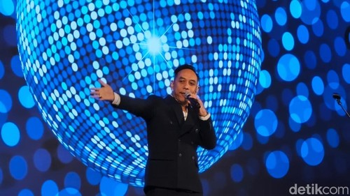 Musikus Pongki Barata menghibur malam penganugerahan detikBali-Nusra Awards 2026 di  di Trans Resort Hotel, Sabtu (3/7/2026). (Foto: Firizqi Irwan/detikBali)