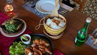 Ia juga menikmati makanan Indonesia. (Foto: dok instagram NIKI)