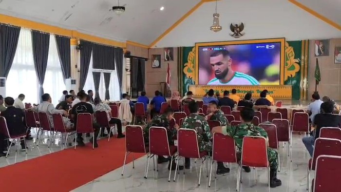Suasana nobar Piala Dunia satu hari setelah Bupati Langkat ditangkap