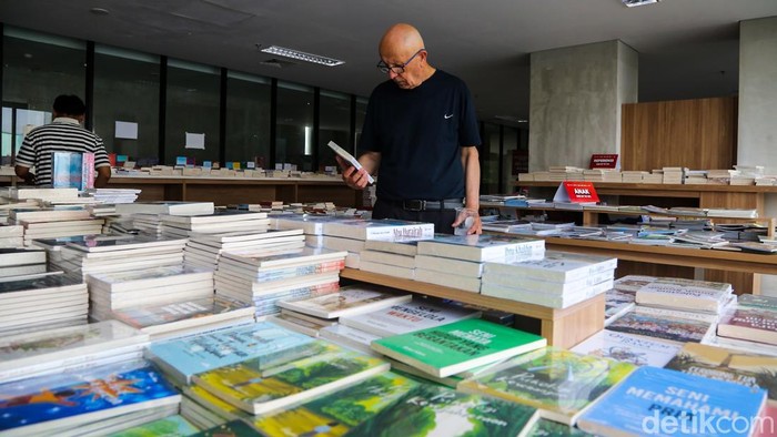 Pengunjung memilih buku yang di jual dalam Pameran Book & Literature Festival di Taman Ismail Marzuki (TIM), Jakarta, Jumat (3/7/2026).

Pemerintah menetapkan tarif khusus Pajak Penghasilan (PPh) Final atas royalti penulis sebesar 1,5 persen sebagai salah satu stimulus ekonomi untuk mendorong pertumbuhan pada semester II 2026.
