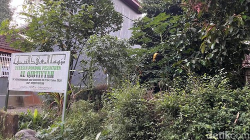 Papan nama Pondok Pesantren oknum kyai diduga cabul di kecamatan Sempu Kabupaten Banyuwangi.