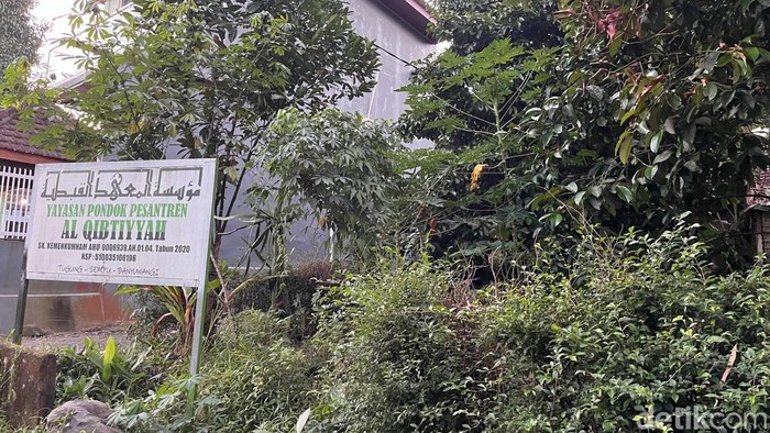Papan nama Pondok Pesantren oknum kyai diduga cabul di kecamatan Sempu Kabupaten Banyuwangi.