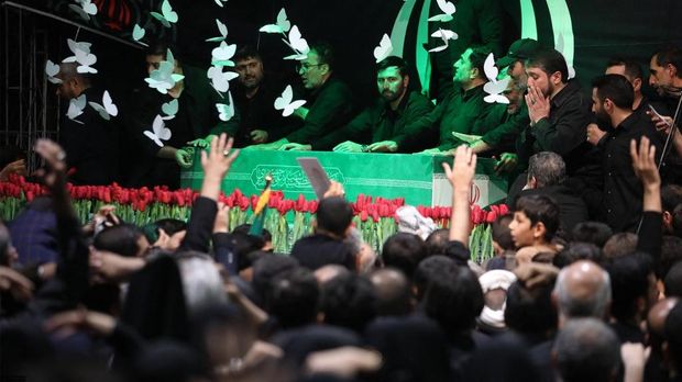 Para pelayat berkumpul di sekitar peti jenazah Ayatollah Ali Khamenei yang disemayamkan di Grand Mosalla Teheran menjelang seremoni pemakamannya Para pelayat berkumpul di sekitar peti jenazah Ayatollah Ali Khamenei yang disemayamkan di Grand Mosalla Teheran menjelang seremoni pemakamannya