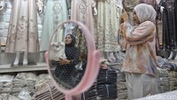 Pelaku usaha mempromosikan dagangan melalui fitur live shopping. Direktorat Jenderal Pajak terus berkoordinasi dengan platform digital menjelang penerapan kebijakan perpajakan baru. 