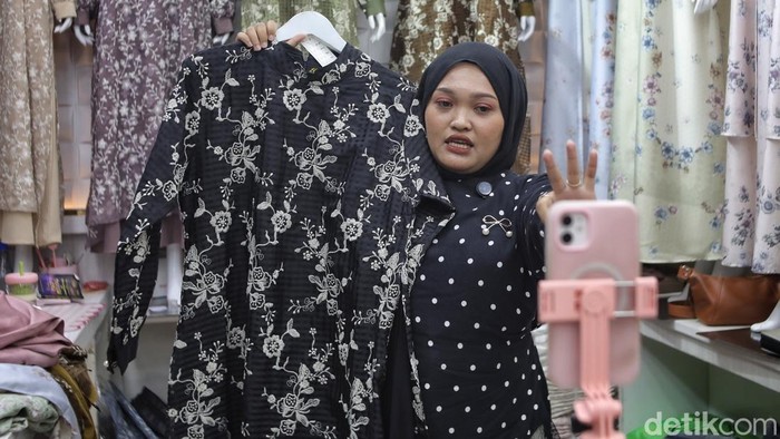 Pelaku usaha melakukan siaran langsung untuk memasarkan produk di kawasan Tanah Abang, Jakarta, Jumat (3/7/2026). Platform e-commerce bersiap menjalankan kebijakan pemungutan Pajak Penghasilan (PPh) Pasal 22 atas transaksi penjualan merchant.