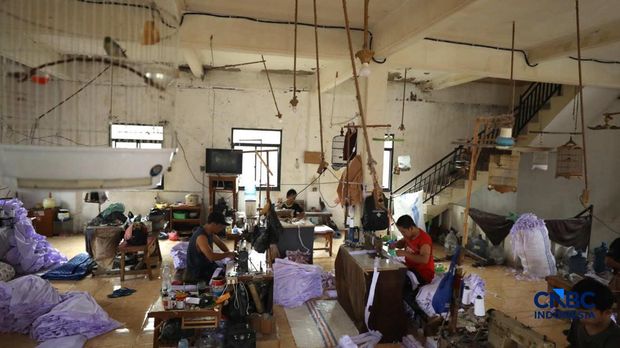 Pekerja menyelesaikan produksi pakain sekolah di konveksi rumahan kawasan Jakarta, Jumat (3/7/2026). Pekerja menyelesaikan produksi pakain sekolah di konveksi rumahan kawasan Jakarta, Jumat (3/7/2026). (CNBC Indonesia/Tri Susilo)