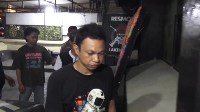 Pelaku pembobolan toko bangunan di Makassar saat ditangkap polisi.