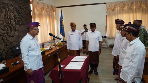 Pelantikan direksi baru Perumda Pasar Argha Nayottama di Ruang Rapat Rumah Jabatan Bupati Buleleng, Jumat (3/7/2026). (Dok. Pemkab Buleleng)