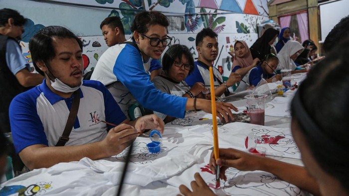 Peserta penyandang disabilitas didampingi orang tuanya mengikuti kelas lokakarya keterampilan melukis di Griya Karya Inklusi, Semarang, Jawa Tengah, Jumat (3/7/2026). Roemah Difabel Semarang mendirikan Griya Karya Inklusi untuk memberikan program kelas pelatihan keterampilan gratis yang diikuti sebanyak 150 peserta sebagai upaya memberdayakan para penyandang disabiitas dalam bidang kewirusahaan dan kesenian sehingga dapat membangun kemandirian secara ekonomi serta produktif dalam menciptakan karya yang bernilai. ANTARA FOTO/Makna Zaezar/agr
