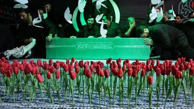 Pelayat berkumpul di sekitar peti jenazah Ali Khamenei yang tiba di Grand Mosalla di Teheran menkelang seremoni pemakamannya Pelayat berkumpul di sekitar peti jenazah Ali Khamenei yang tiba di Grand Mosalla di Teheran menkelang seremoni pemakamannya