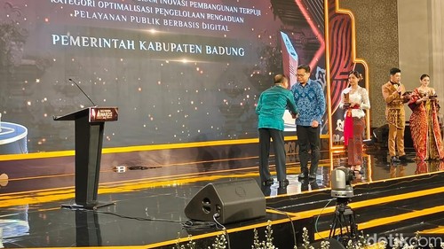 Pemkab Badung meraih Anugerah Program Inovasi Pembangunan Terpuji Kategori Optimalisasi Pengelolaan Pengaduan Pelayanan Publik Berbasis Digital dalam ajang detikBali-Nusra Awards 2026, Jumat (3/7/2026). (Ahmad Firizqi/detikBali)