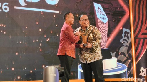 Penghargaan diserahkan oleh Direktur Transmedia Latif Harnoko kepada Asisten Administrasi Umum Sekda Pemkab Gianyar, I Ketut Lanang Sadya, yang mewakili Bupati Gianyar I Made Mahayastra.