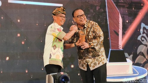 Pemprov NTB meraih Anugerah Program Ekonomi Terpuji Kategori Penguatan Pengelolaan Badan Usaha Milik Daerah (BUMD) dalam ajang detikBali-Nusra Awards 2026. (Ahmad Firizqi/detikBali)