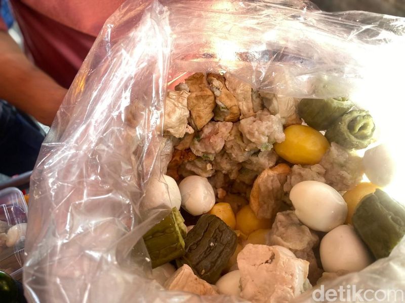 Penjual Siomay Bang Sule yang foto selfie bareng ikan tenggiri asli
