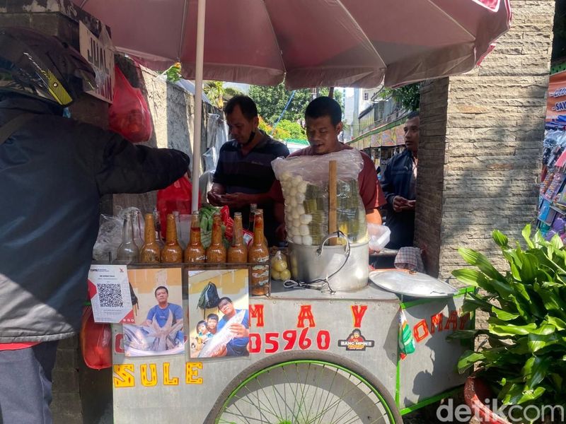 Penjual Siomay Bang Sule yang foto selfie bareng ikan tenggiri asli