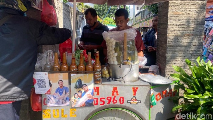 Penjual Siomay Bang Sule yang foto selfie bareng ikan tenggiri asli