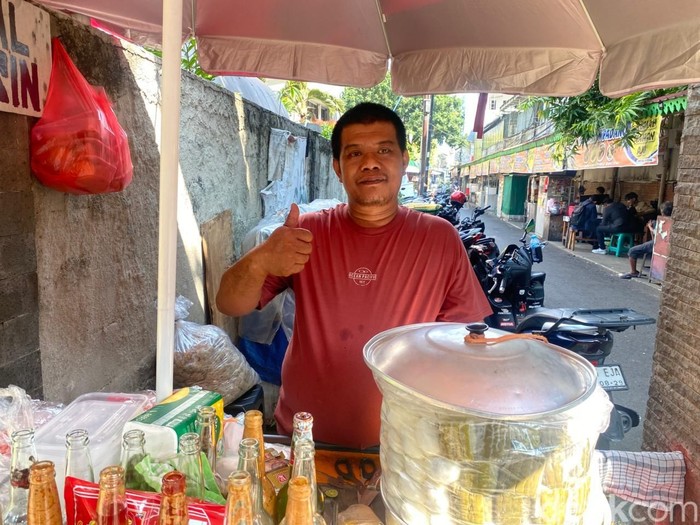 Penjual Siomay Bang Sule yang foto selfie bareng ikan tenggiri asli